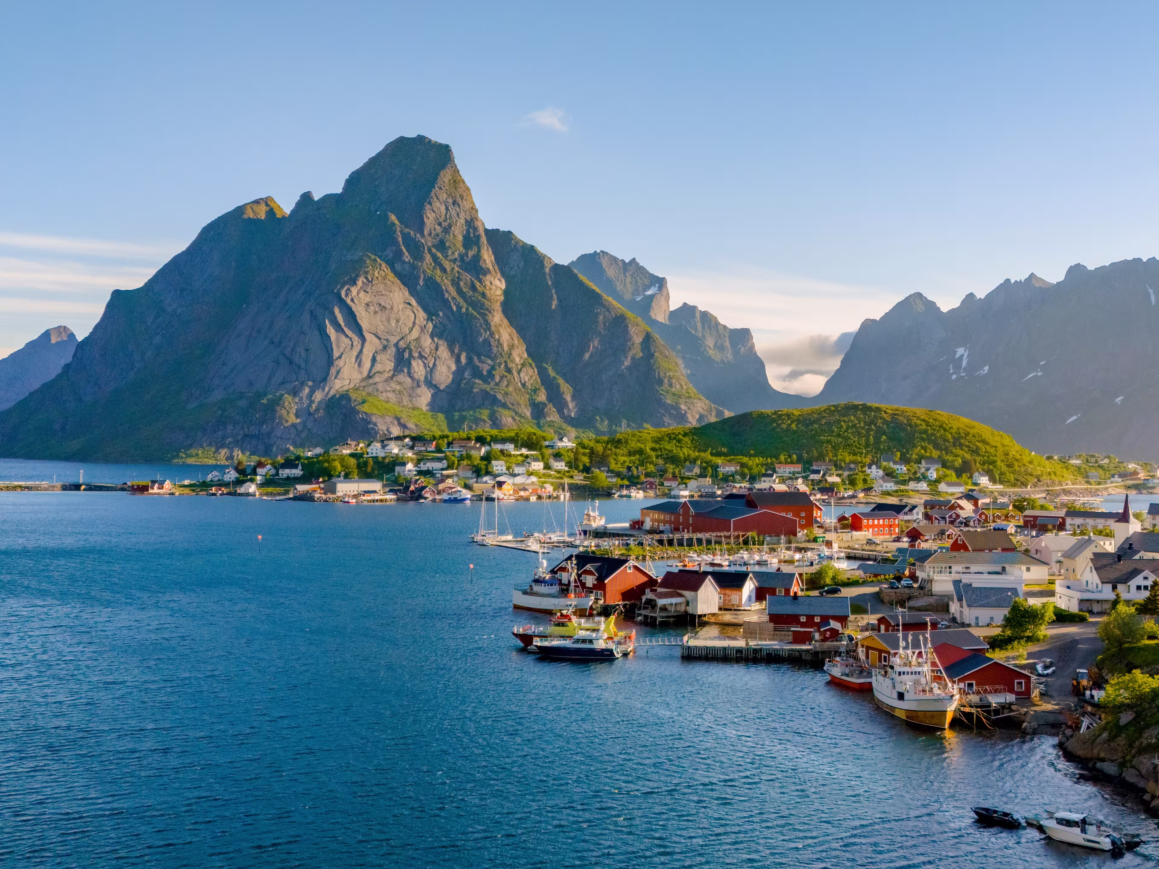 Reine, in the beautiful Lofoten Islands, offers stunning mountains and clear waters, ideal for travel lovers and nature enthusiasts seeking adventure and breathtaking beauty
