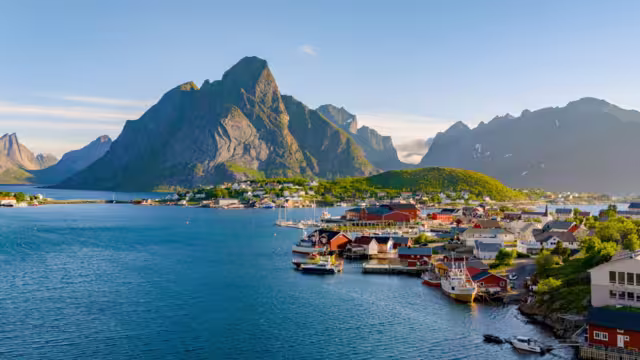 Reine, in the beautiful Lofoten Islands, offers stunning mountains and clear waters, ideal for travel lovers and nature enthusiasts seeking adventure and breathtaking beauty