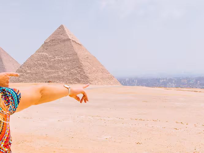 Two travellers look out over the Gisa Pyramids, Egypt