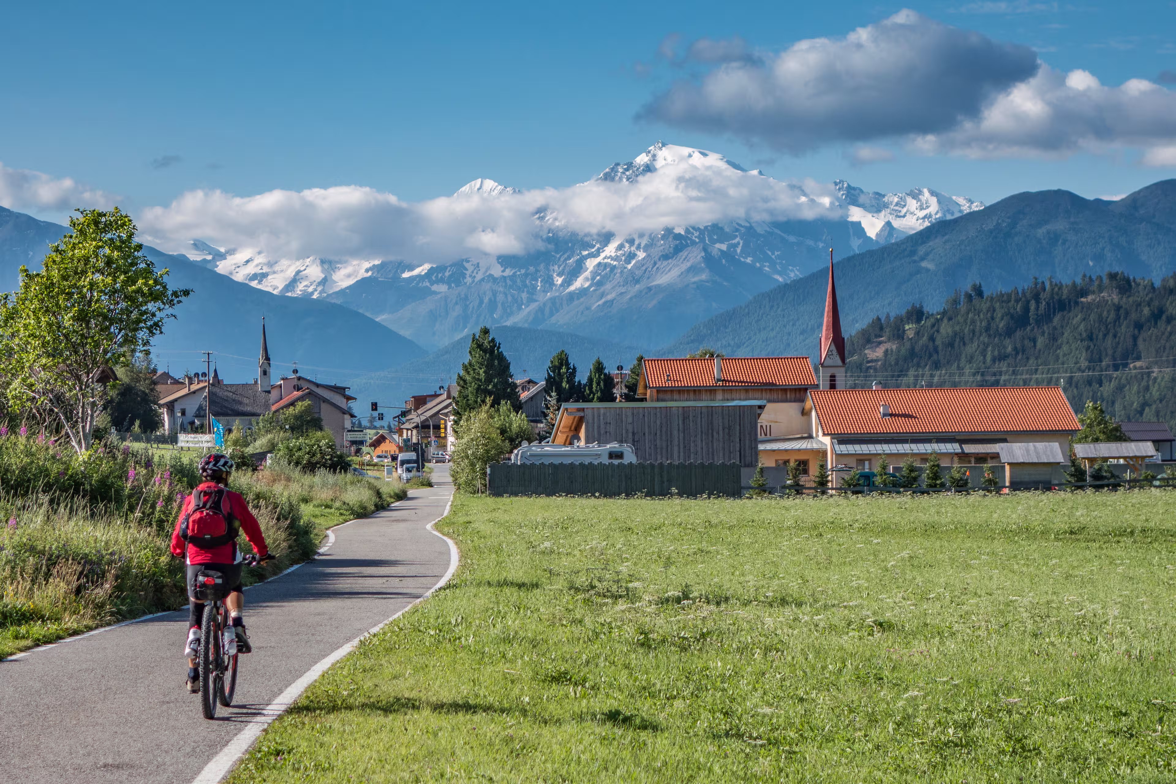 Radfahrerin entlang der Via Claudia Augusta