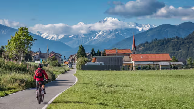 Radfahrerin entlang der Via Claudia Augusta