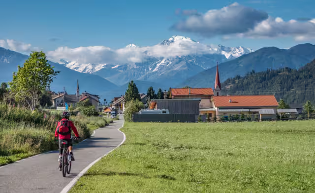 Radfahrerin entlang der Via Claudia Augusta