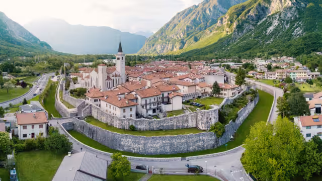 Luftblick auf den Ort Venzone in Italien