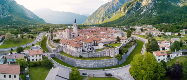 Luftblick auf den Ort Venzone in Italien