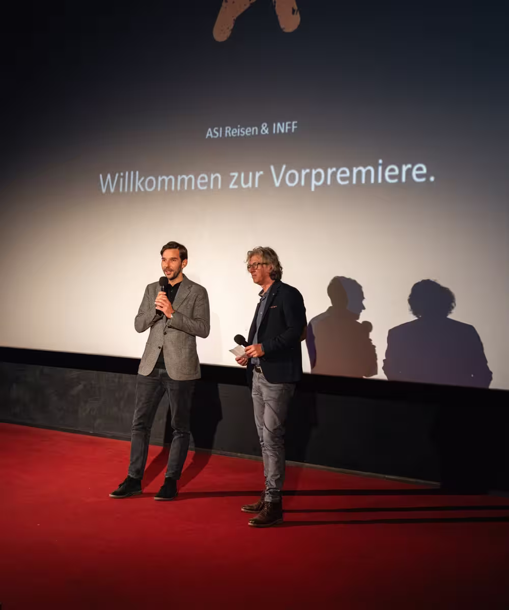 Gäste im Gespräch bei der ASI Reisen Vorpremiere