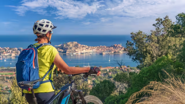 Radfahrerin auf der Insel Elba