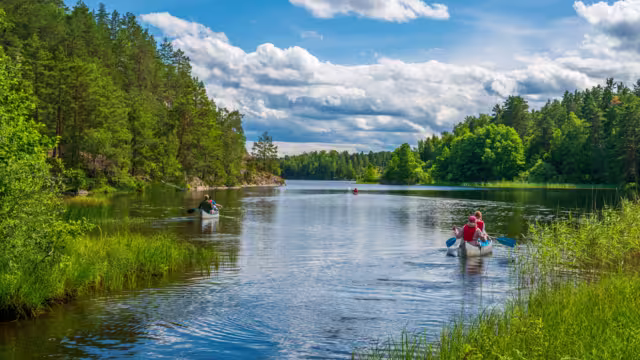 Kanufahrer auf dem Marviken-See in Schweden
