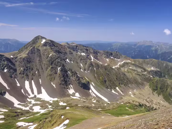 ENG: Pic de l'Estanyó summit seen from Pic de la Serrera in summer (Andorra, Pyrenees)
ESP: Pico del Estanyó, visto desde el Pico de la Serrera en verano (Andorra, Pirineos)
FR: Pic de l'Estanyó vu du Pic de la Serrera en été (Andorre, Pyrénées)
CAT: Pic de l'Estanyó vist des del Pic de la Serrera a l'estiu (Andorra, Pirineus)