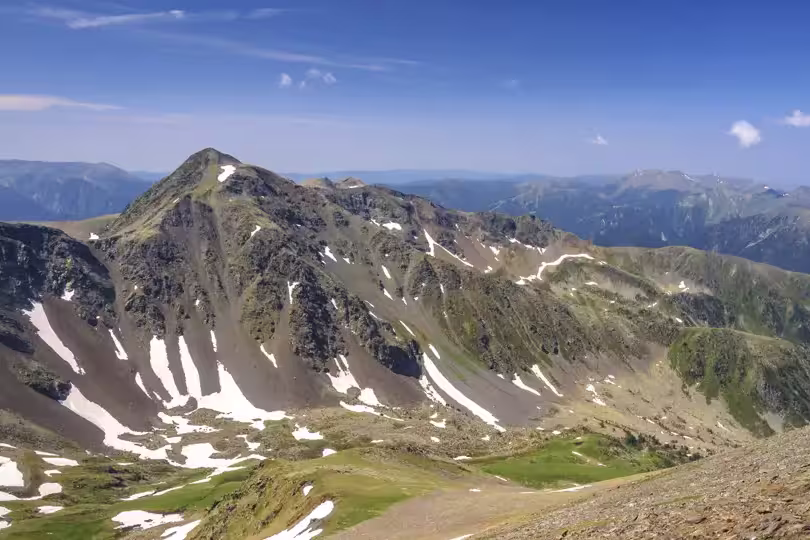 ENG: Pic de l'Estanyó summit seen from Pic de la Serrera in summer (Andorra, Pyrenees)
ESP: Pico del Estanyó, visto desde el Pico de la Serrera en verano (Andorra, Pirineos)
FR: Pic de l'Estanyó vu du Pic de la Serrera en été (Andorre, Pyrénées)
CAT: Pic de l'Estanyó vist des del Pic de la Serrera a l'estiu (Andorra, Pirineus)