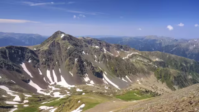ENG: Pic de l'Estanyó summit seen from Pic de la Serrera in summer (Andorra, Pyrenees)
ESP: Pico del Estanyó, visto desde el Pico de la Serrera en verano (Andorra, Pirineos)
FR: Pic de l'Estanyó vu du Pic de la Serrera en été (Andorre, Pyrénées)
CAT: Pic de l'Estanyó vist des del Pic de la Serrera a l'estiu (Andorra, Pirineus)