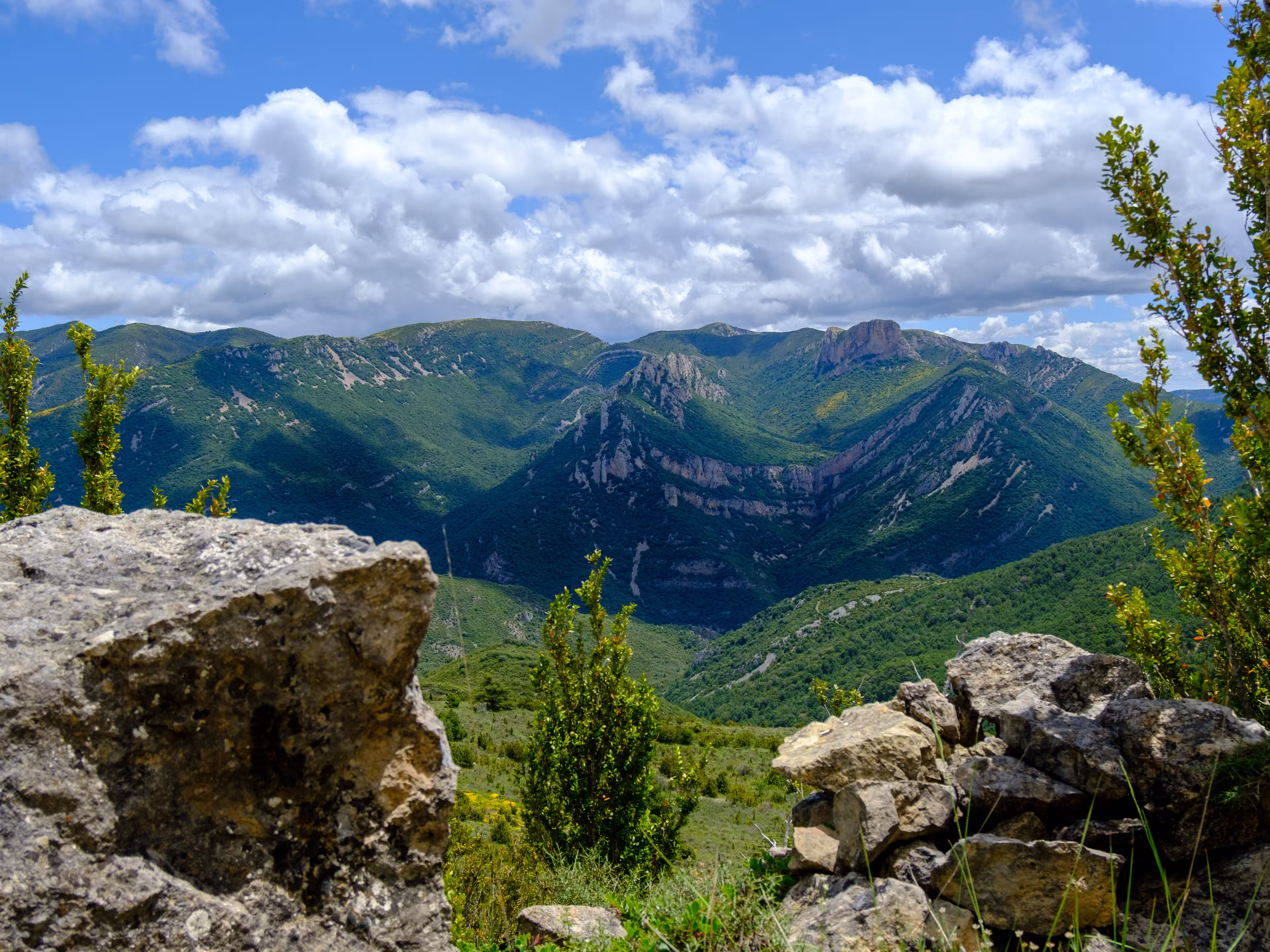 Aussichtspunkt zwischen Felsen über der Sierra de Guara