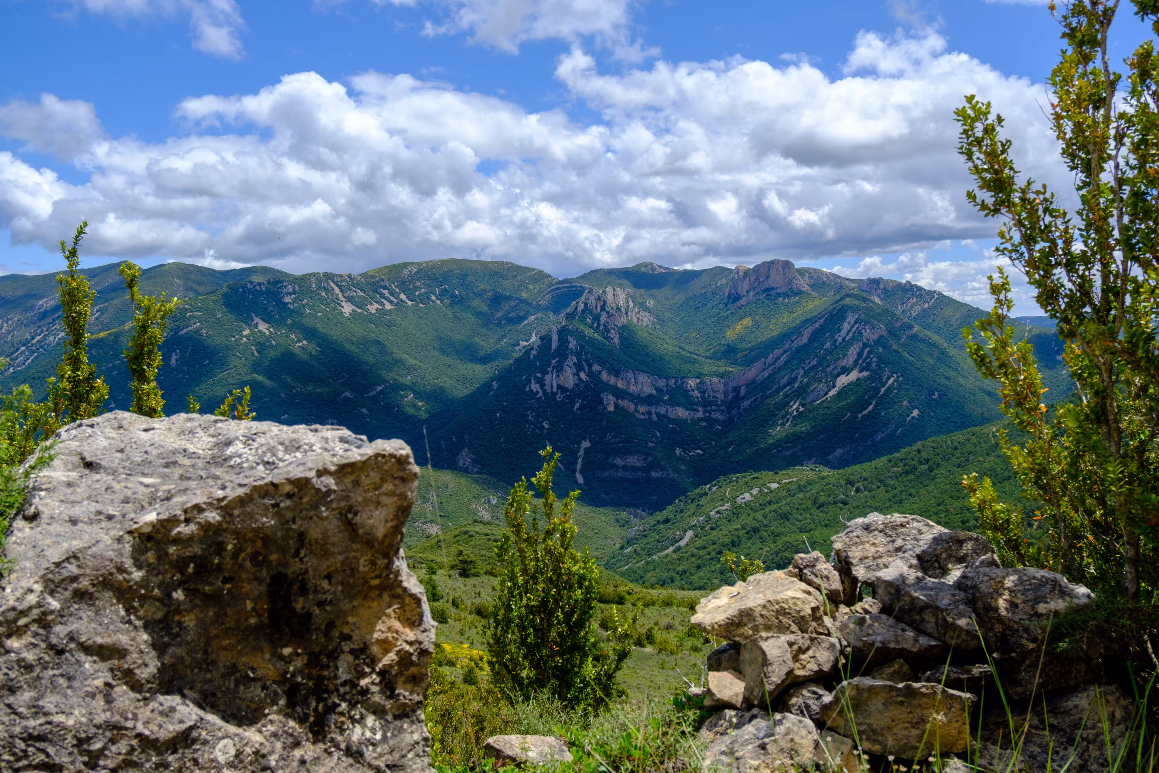 Aussichtspunkt zwischen Felsen über der Sierra de Guara