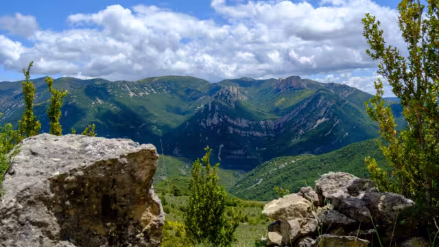 Aussichtspunkt zwischen Felsen über der Sierra de Guara